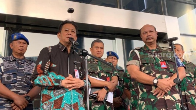 Wakil Ketua KPK Johanis Tanak usai bertemu dengan Komandan Puspom TNI Marsekal Muda Agung Handoko dan rombongan di Gedung Merah Putih KPK, Jakarta, Jumat (28/7/2023).