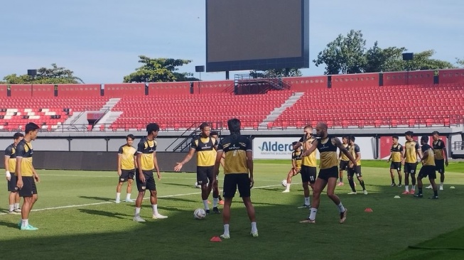 Pemain Dewa United menjajal Lapangan Stadion Kapten I Wayan Dipta pada Jumat (28/7/2023) (suara.com/Putu Yonata Udawananda)