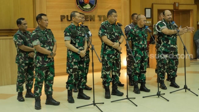 (dari kiri) Jampidmil Mayjen TNI Wahyoedho Indrajit, Kababinkum TNI Laksamana Muda Kresno Buntoro, Kapuspen TNI Laksamana Muda Julius Widjojono dan Daspuspom TNI Marsekal Muda Agung Handoko saat memberikan keterangan pers di Puspen Mabes TNI, Cilangkap, Jakarta Timur, Jumat (28/7/2023). [Suara.com/Alfiam Winanto]