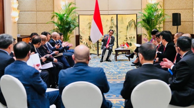 Presiden Joko Widodo atau Jokowi menggelar pertemuan bisnis bersama Kamar Dagang Indonesia di Tiongkok (INACHAM) dan sejumlah pengusaha Tiongkok di Shangri-La Hotel, Chengdu, China, Jumat (28/7/2023). (Laily Rachev - Biro Pers Sekretariat Presiden)