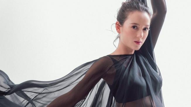 Julie Estelle Lahirkan Putri Pertama, Nama Anaknya Jadi Perhatian Warganet