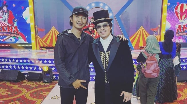 Natta Eko Stevanus alias Katak Bhizer bersama Atta Halilintar. [Instagram]