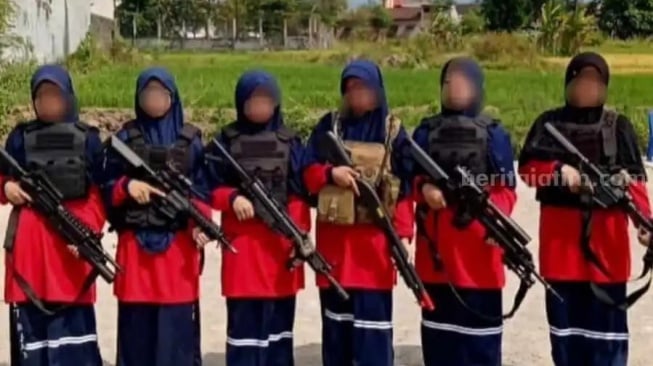 Viral! Remaja Putri Bawa Senjata Bikin Heboh, Diduga Santriwati Ponpes di Magetan