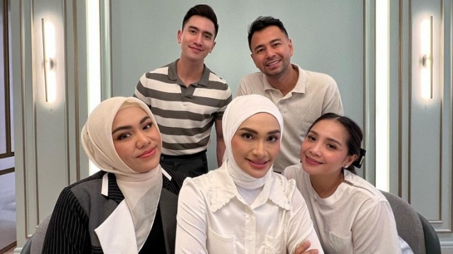 Potret Artis PAN Datangi Rumah Raffi Ahmad (instagram/@raffinagita1717)