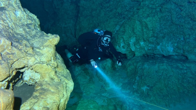 5 Tips Cave Diving untuk Pemula, Gunakan Peralatan yang Tepat!