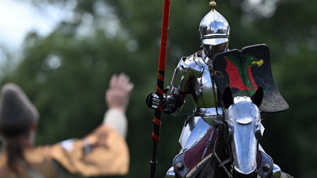 Peserta bersiap berkompetisi dalam acara jousting Joust Legendaris di Kastil Kenilworth, Coventry, Inggris, Sabtu (29/7/2023). [Oli SCARFF / AFP]