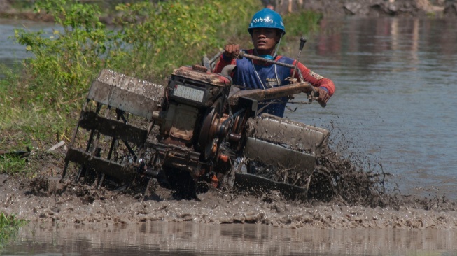 Peserta beradu kecepatan saat kejuaran balap traktor di Karangduren, Kebonarum, Klaten, Jawa Tengah, Sabtu (29/7/2023). [ANTARA FOTO/Aloysius Jarot Nugroho/rwa]