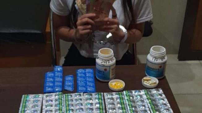 Ngaku Kiriman Ortu di Jakarta, Gadis Cantik di Sukabumi jadi Bandar Obat Dextro, Tramadol hingga Hexymer