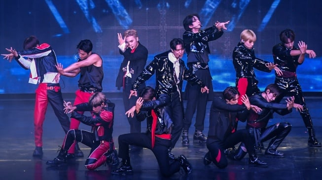 Grup vokal The Boyz tampil di Beach City International Stadium, Ancol, Jakarta, Sabtu (29/7/2023). [ANTARA FOTO/Galih Pradipta/nym]