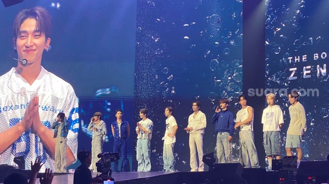 Sukses Bikin Fans Meleyot, Member The Boyz Asyik Adu Gaya Imut di Konser Jakarta