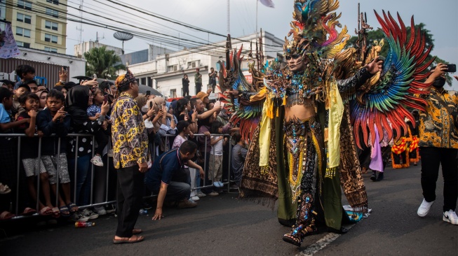 Peserta parade mengikuti pawai Festival Asia Afrika 2023 di Bandung, Jawa Barat, Sabtu (29/7/2023). [ANTARA FOTO/M Agung Rajasa/nym]