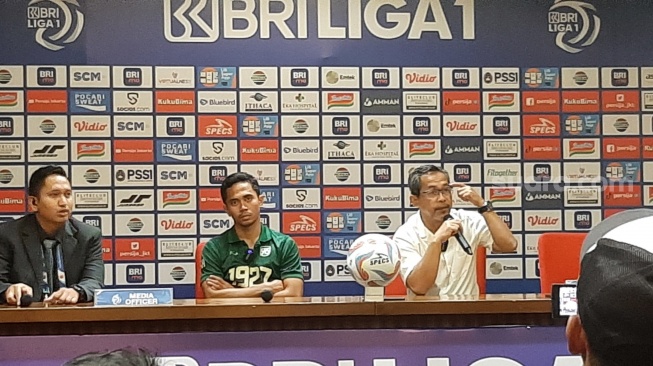 Pelatih Persebaya Surabaya Aji Santoso dalam konferensi pers usai pertandingan melawan Persija Jakarta (Suara.com/Adie Prasetyo Nugraha).