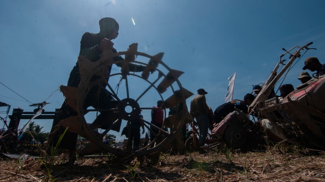 Peserta mempersiapkan komponen traktor untuk mengikuti kejuaran balap traktor di Karangduren, Kebonarum, Klaten, Jawa Tengah, Sabtu (29/7/2023). [ANTARA FOTO/Aloysius Jarot Nugroho/rwa]