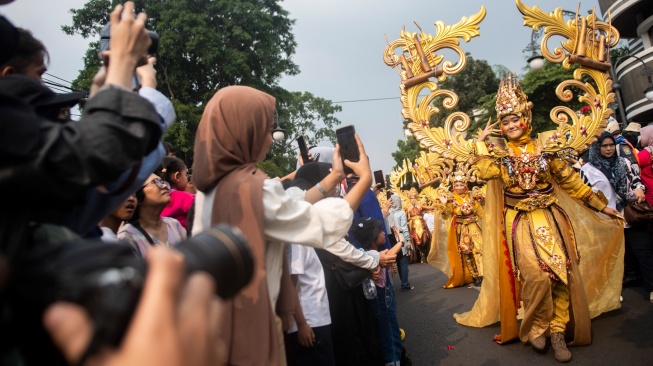 Peserta parade mengikuti pawai Festival Asia Afrika 2023 di Bandung, Jawa Barat, Sabtu (29/7/2023). [ANTARA FOTO/M Agung Rajasa/nym]