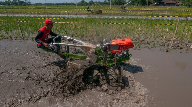 Peserta beradu kecepatan saat kejuaran balap traktor di Karangduren, Kebonarum, Klaten, Jawa Tengah, Sabtu (29/7/2023). [ANTARA FOTO/Aloysius Jarot Nugroho/rwa]