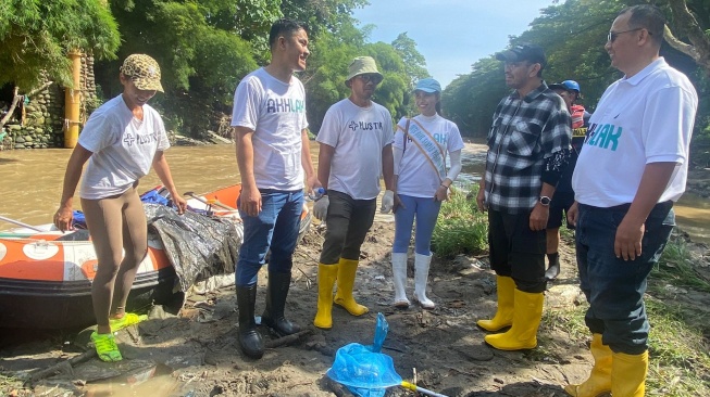 Gerakan bersih-bersih sampah di sekitar Sungai Deli, Jumat (28/7/2023). (Dok: Pegadaian)