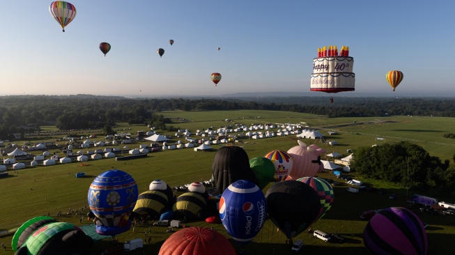 Balon udara diluncurkan selama Festival Balon Tahunan New Jersey ke-40 di Bandara Solberg, Readington, New Jersey, Jumat (28/7/2023). [Julia Nikhinson / AFP]