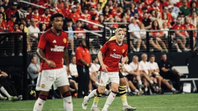 Gelandang Manchester United, Donny van de Beek (tengah) dan Jadon Sancho (kiri) dalam laga pramusim antara Borussia Dortmund vs Manchester United di Stadion Allegiant, Paradise, Las Vegas, Amerika Serikat, Senin (31/7/2023) pagi WIB. [Twitter/@ManUtd]