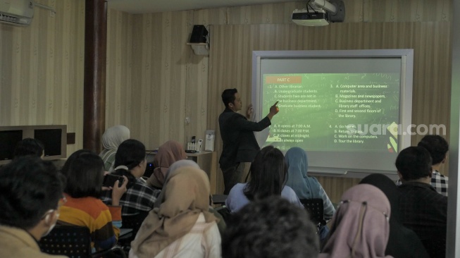 Para peserta TOEFL Preparation Yoursay mengikuti kelas yang dibimbing oleh Yosep Kurniawan, Jumat (28/7/2023).