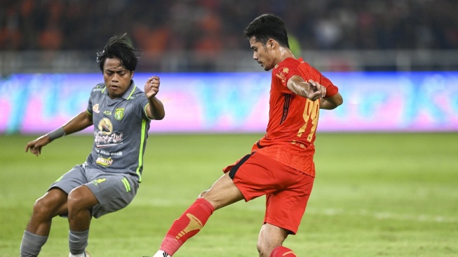 Penyerang Persija Jakarta Aji Kusuma (kanan) berusaha melewati hadangan Pesepak bola Persebaya Surabaya Andre Oktaviansyah (kiri) dalam lanjutan Liga 1 di Stadion Utama Gelora Bung Karno (SUGBK), Senayan, Jakarta, Minggu (30/7/2023). Persija Jakarta kalahkan Persebaya Surabaya dengan skor 1-0. ANTARA FOTO/M Risyal Hidayat/nz