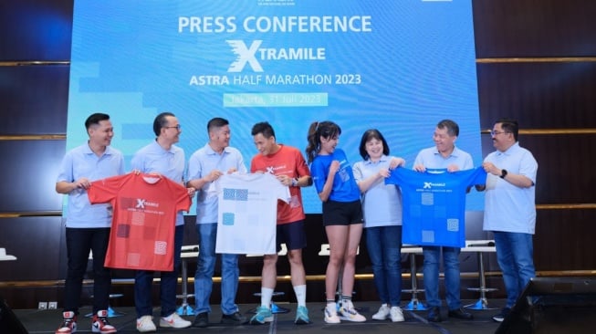 Para pembina Astra Runners, yang terdiri dari Direktur Astra Agro Lestari Djap Tet Fa (keempat kiri), Group Chief Financial Officer Astra Infra Halim Wahjana (kedua kanan), Head of Corporate Communications Astra Boy Kelana Soebroto (ketiga kiri), Direktur Astra Agro Lestari Rujito Purnomo (kanan), dan Presiden Direktur Astra Property Nilawati Irjani (ketiga kanan), beserta Project Leader Astra Half Marathon 2023 Dimas Ario (kedua kiri) memberikan penjelasan terkait Astra Half Marathon 2023 di Menara Astra, Jakarta, Senin (31/7/2023) [Astra].