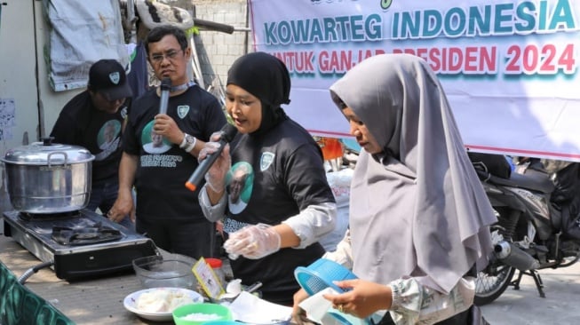 Komunitas Warteg Kenalkan Cita Rasa Nusantara Lewat Pembuatan Kue Sentiling