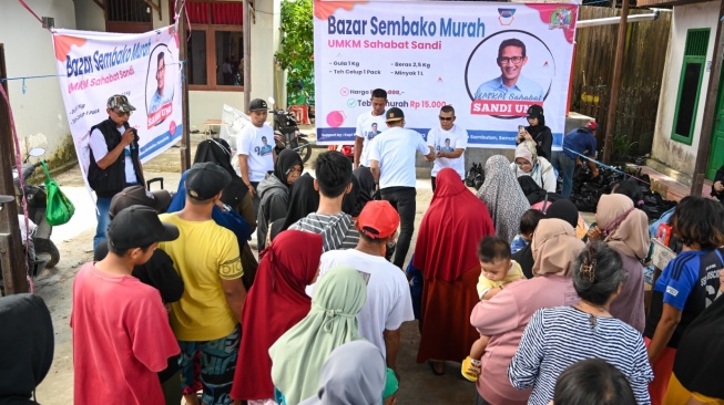 Relawan Sandi Uno Samarinda Gelar Bazar Sembako Murah Hanya Rp 15 Ribu