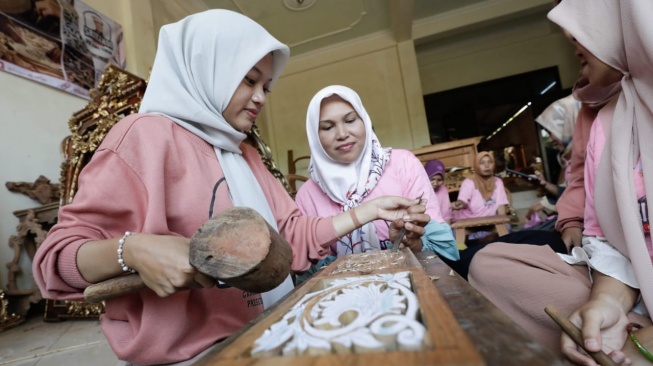 Buka Peluang UMKM, Perempuan Milenial di Jepara Diberi Pelatihan Mengukir Kayu