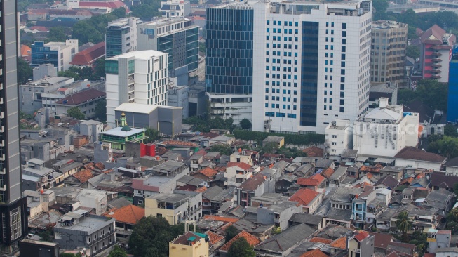 Permukiman dan gedung bertingkat dilihat dari ketinggian di Jakarta, Senin (31/7/2023). [Suara.com/Alfian Winanto]