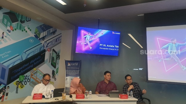 Jumpa pers pencapaian kinerja Semester I 2023 XL Axiata di Jakarta, Senin (31/7/2023). [Suara.com/Dythia Novianty]