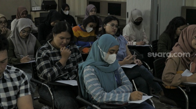 Peserta Yoursay TOEFL Preparation mengerjakan latihan soal yang diberikan JET Centre, Jumat (28/7/2023).