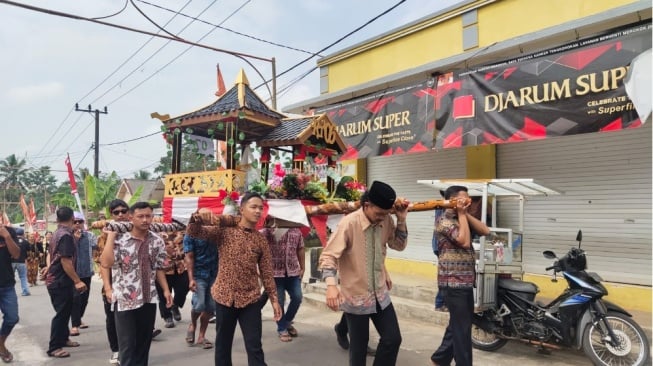 Meriah, Warga Dusun Gencono Lumajang Gelar Sedekah Dusun dengan Arak Jolen