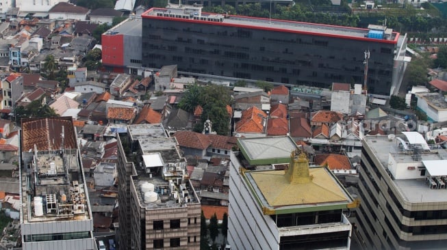 Permukiman dan gedung bertingkat dilihat dari ketinggian di Jakarta, Senin (31/7/2023). [Suara.com/Alfian Winanto]