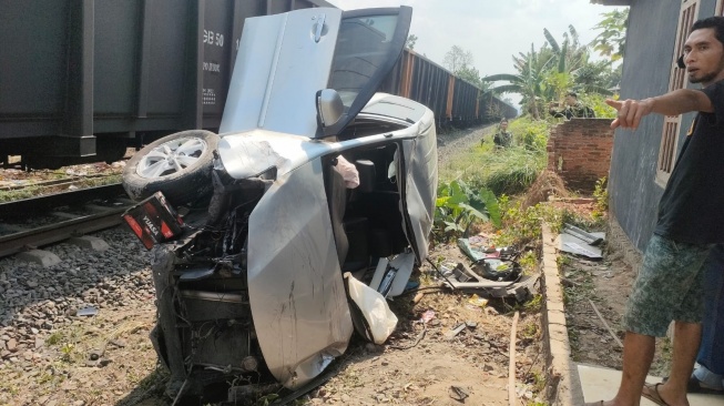 KA Babaranjang Tabrak Xenia di Perlintasan Hajimena, 4 Penumpang Luka-luka