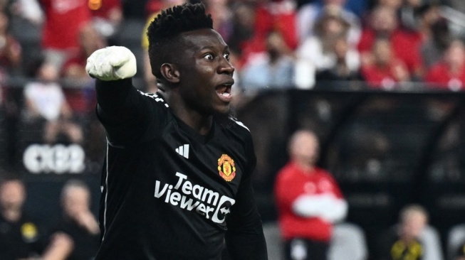 Kiper Manchester United, Andre Onana tampil pada laga pramusim kontra Dortmund di Stadion Allegiant, Nevada, Amerika Serikat, Senin (31/7) pagi WIB. [Patrick T. Fallon / AFP]