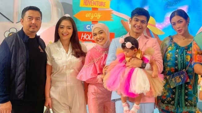 Gaya artis di pesta ultah Moana anak Ria Ricis (Instagram/@vegadarwanti123)