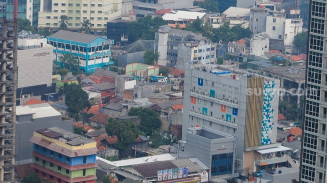 Permukiman dan gedung bertingkat dilihat dari ketinggian di Jakarta, Senin (31/7/2023). [Suara.com/Alfian Winanto]