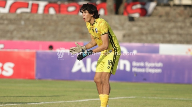 Kiper Julian Schwarzer menjalani debutnya bersama Arema FC. (dok. Liga Indonesia Baru)  