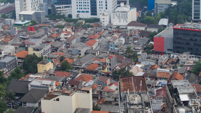 Permukiman dan gedung bertingkat dilihat dari ketinggian di Jakarta, Senin (31/7/2023). [Suara.com/Alfian Winanto]