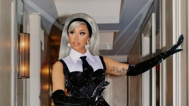 Profil Cardi B, Rapper Yang Viral Karena Aksi Balas Lempar Mic Setelah ...