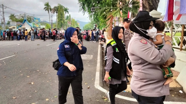 Demonstrasi Hari Kedua Warga Pasaman Barat di Kantor Gubernur Sumbar, Seorang Balita Dievakuasi