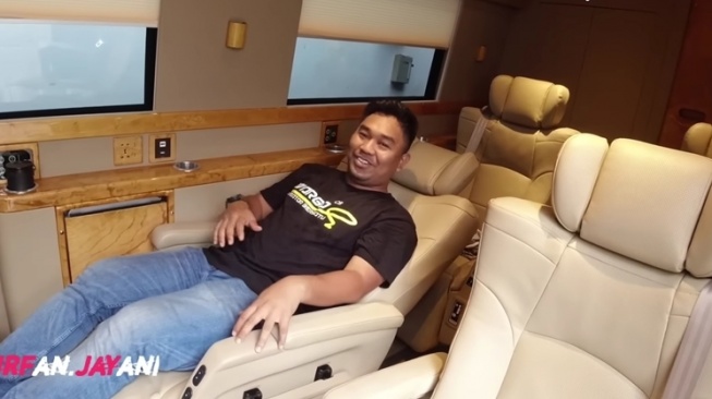 Potret Mobil Baru Dewi Perssik (YouTube Bang Brew TV)