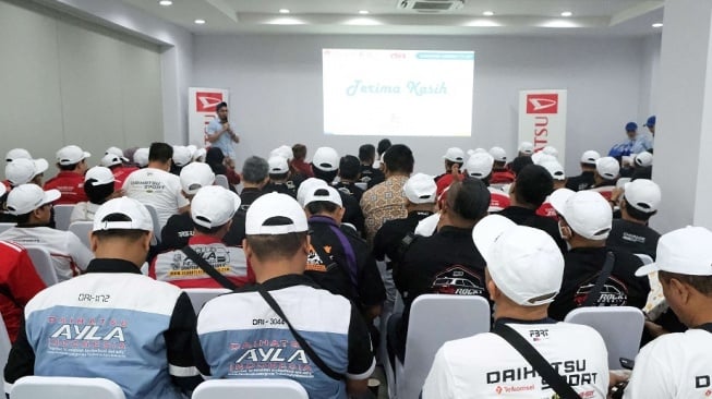 Suasana sharing proses perakitan mobil Daihatsu kepada pelanggan melalui Sahabat Klub atau komunitas mobil Daihatsu [PT ADM].