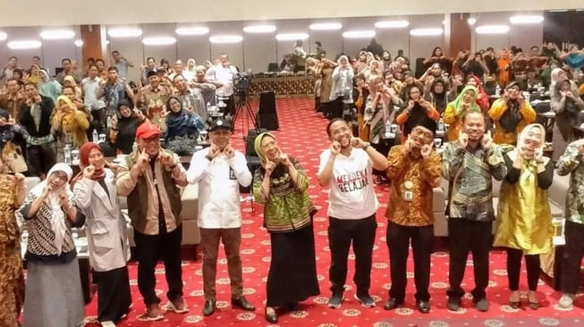 Wakil Ketua Komisi X DPR RI Hetifah Sjaifudian didampingi Direktur SD Kemendikbudristek. [ANTARA]