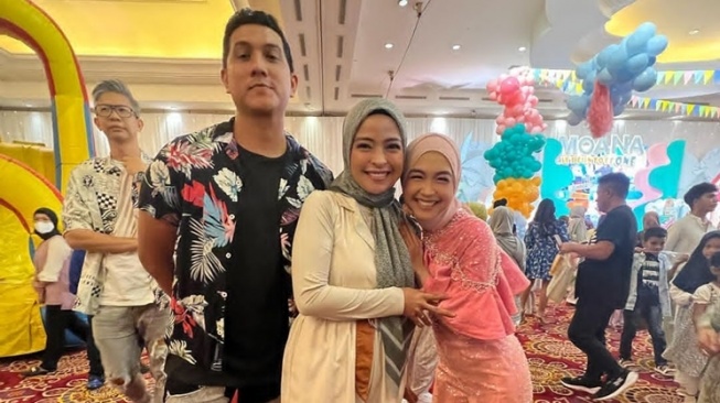 Gaya artis di pesta ultah Moana anak Ria Ricis (Instagram/@tantrisyalindri)