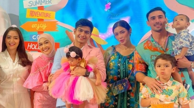 Gaya artis di pesta ultah Moana anak Ria Ricis (Instagram/@vegadarwanti123)