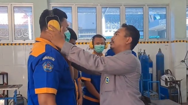 Berkat E-Makaryo, Pekerja Serabutan Ini Wujudkan Mimpi Jadi Guru SMK