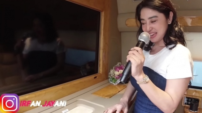 Potret Mobil Baru Dewi Perssik (YouTube Bang Brew TV)