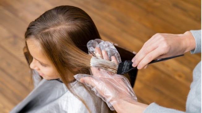 5 Tips Mudah Mewarnai Rambut Tanpa Bleaching, Hasilnya Auto Cantik!