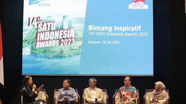 Juri 14th SATU Indonesia Awards 2023 yang terdiri dari Rektor Universitas YARSI dan Guru Besar Pascasarjana Universitas Negeri Jakarta Prof. Fasli Jalal (kedua kiri), Direktur Utama Tempo Arif Zulkifli (tengah), Head of Corporate Communications Astra Boy Kelana Soebroto (kedua kanan) serta Penerima Apresiasi SATU Indonesia Awards 2017 Tingkat Provinsi Nur Rahmi Yanti (kanan) berbagi pengalaman kepada para peserta yang hadir dalam sesi Bincang Inspiratif 14th SATU Indonesia Awards 2023 di Hotel Lombok Raya, Mataram, Nusa Tenggara Barat pada Jumat (28/7/2023) [Astra].